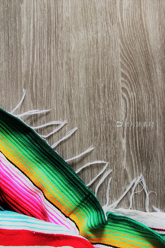 雨披背景cinco de Mayo serape节日木制复制空间背景与条纹毯